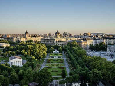 Ein Park und Gebäude von oben. 