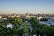 Ein Park und Gebäude von oben. 