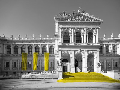 Außenansicht des Haupgebäudes der Universität Wien mit Flaggen