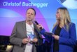 Mann auf Bühne wird von Frau auf Bühne interviewt