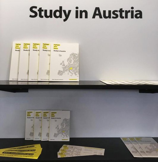 Infobroschüren und Kataloge im Österreichdesign am Messestand der EAIE-Messe in Genf.