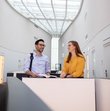 Zwei Studenten im Gebäude der WU Wien.