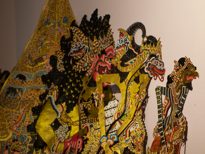 Ein Foto von Wayang Kulit Figuren. 