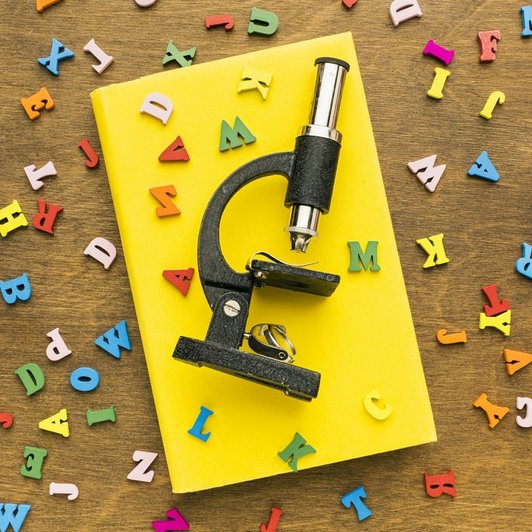 Mikroskop mit Buchstaben