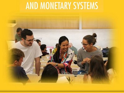 Plakat für die Sommerschule Alternative Economic and Monetary Systems mit Studierenden