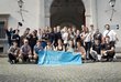 Gruppenbild junge Menschen halten eine Erasmus+ Fahne 
