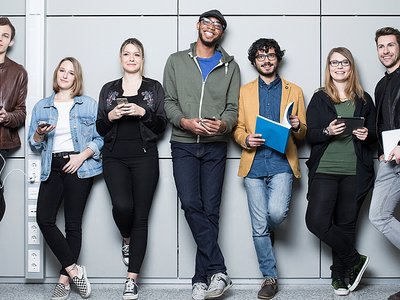 Sieben Studierende der TU Graz stehen nebeneinander. 