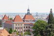 Eine Luftansicht eines Gebäudes mit Dächern im Hintergrund.