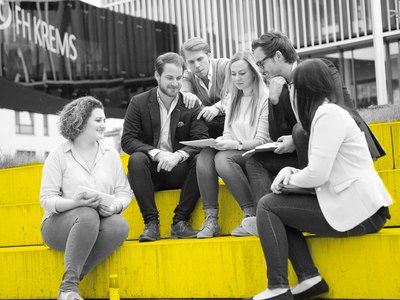 Students in front of the main building of the IMC University of Applied Sciences Krems