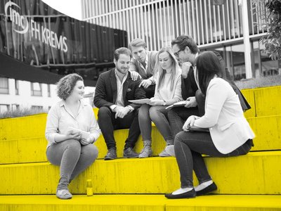 Students in front of the main building of the IMC University of Applied Sciences Krems