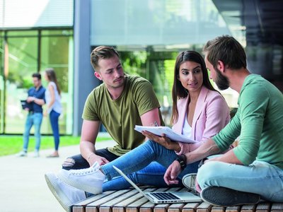 Gruppe von Studierender der FH Kufstein sitzt zusammen