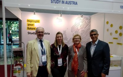 Das "study in Austria" Team vor ihrem Auskunftsstand, bestehend aus (in der Reihenfolge links nach rechts) Max Schachner (IMC FH Krems), Kerstin Schmidt (BMBWF), Eva Müllner (OeAD), Noureddine Rafili (FH Kufstein)