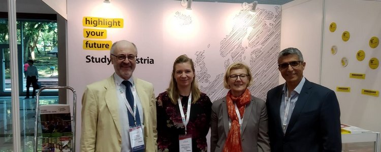 Das "study in Austria" Team vor ihrem Auskunftsstand, bestehend aus (in der Reihenfolge links nach rechts) Max Schachner (IMC FH Krems), Kerstin Schmidt (BMBWF), Eva Müllner (OeAD), Noureddine Rafili (FH Kufstein)