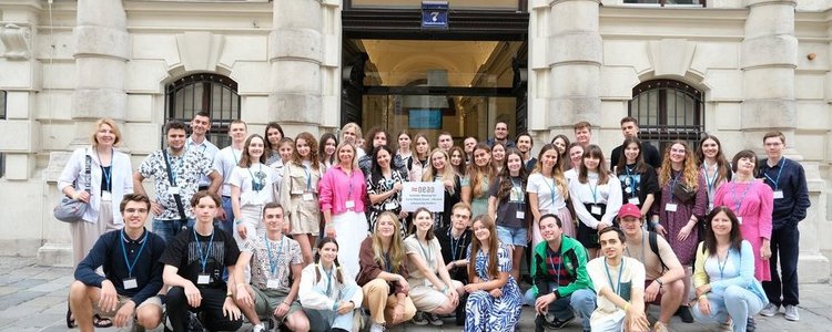 Die Teilnehmenden der Ukraine Veranstaltung versammelt für ein Gruppenfoto in der Ebendorferstraße