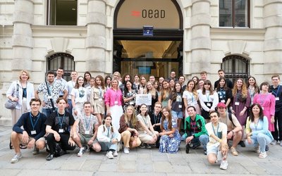 Die Teilnehmenden der Ukraine Veranstaltung versammelt für ein Gruppenfoto in der Ebendorferstraße