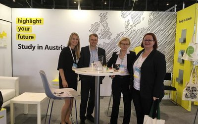 Der Österreichstand bei der Messe mit den Kollegen Sarah Widmoser, Michael Schedl und Eva Müllner vom OeAD sowie eine weitere Dame.