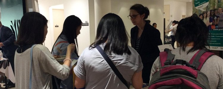 Maria Unger vom OeAD berät interessierte Studentinnen bei einem Infostand.