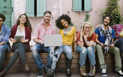 Eine Gruppe von sieben Studentinnen und Studenten gemischter ethnischer Herkunft. 