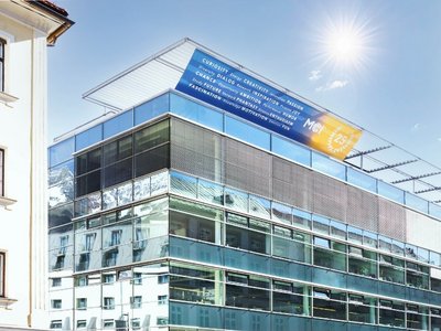 Foto des MCI-Gebäudes in Innsbruck, ein moderner Bau mit großen Glasfenstern