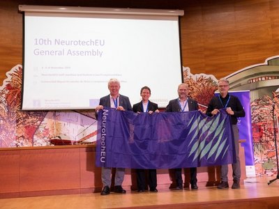 Rektor Gert Mayer und Vizerektorin Patrizia Stoitzner mit Juan José Ruíz, dem Rektor der Universidad Miguel Hernández in Elche (Alicante, Spanien) und NeurotechEU-Koordinator Richard van Wezel
