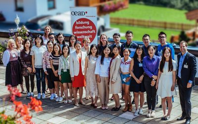  Large group of Chinese students with OeAD managing director Stefan Zotti.