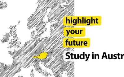 Illustration einer Europakarte in grau, Österreich ist gelb hervorgehoben. Schriftzug Highlight your future. Study in Austria. 