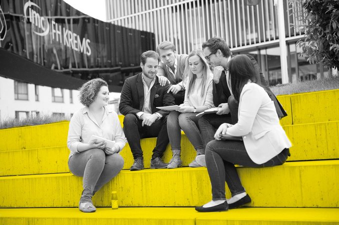 Students in front of the main building of the IMC University of Applied Sciences Krems