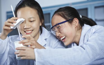 Zwei asiatische Studentinnen im Chemieunterricht