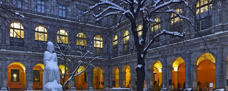 Arkadenhof der Uni Wien im Winter