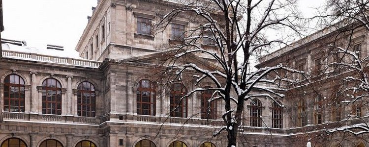 Winterliches Foto des Arakadenhofs der Universität Wien